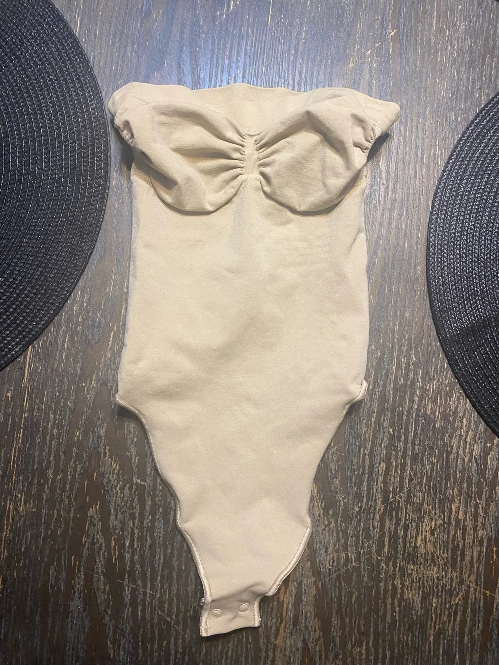SKIMS seamless sculpt strapless mica XS Bodysuit( defect hole in stretch